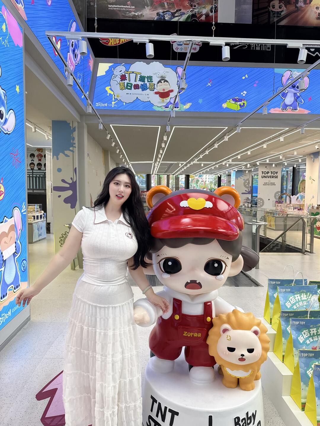 和孙颖莎很像的娃娃合照了