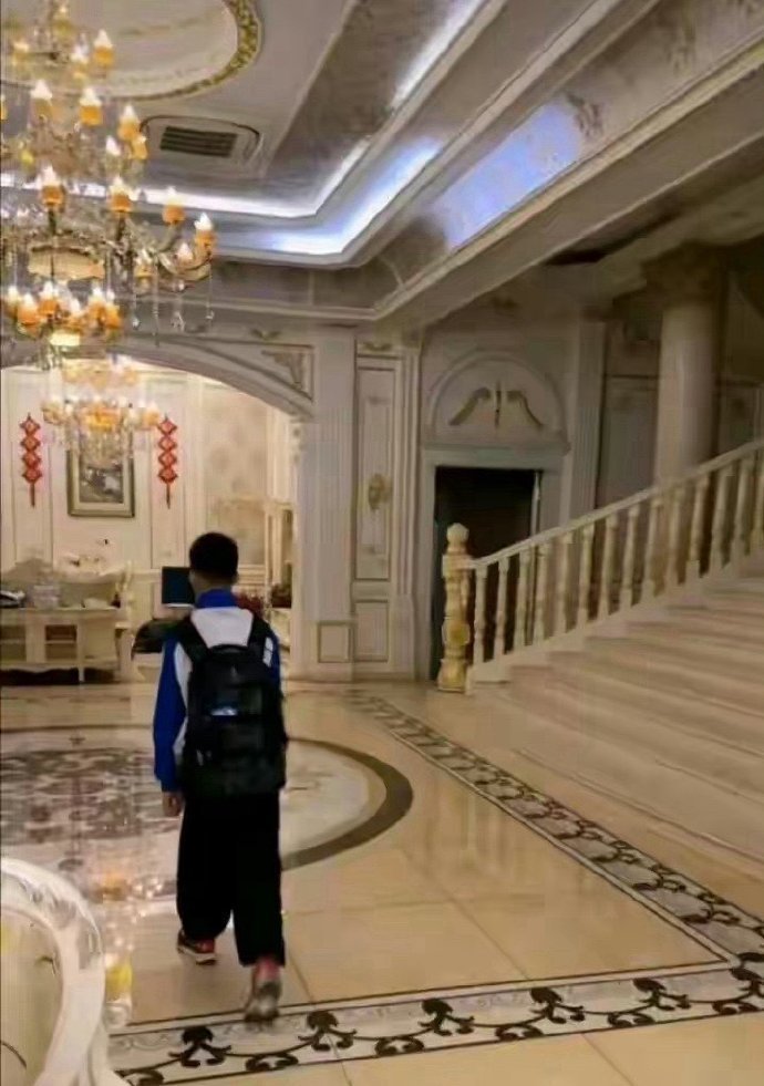 终于明白，学校为什么要学生穿统一的校服了 