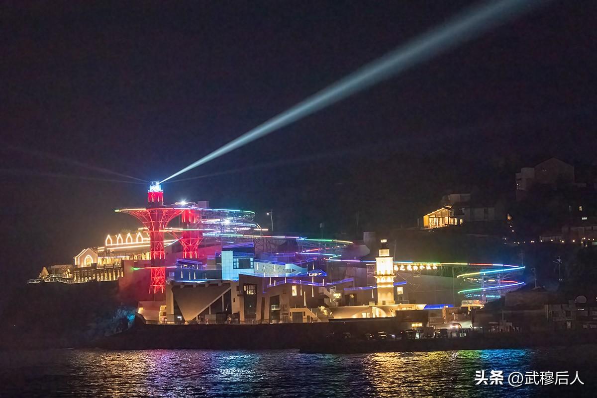 山海之境的璀璨夜章
       夜幕下的温岭石塘，流光溢彩。山海之境的灯塔书咖