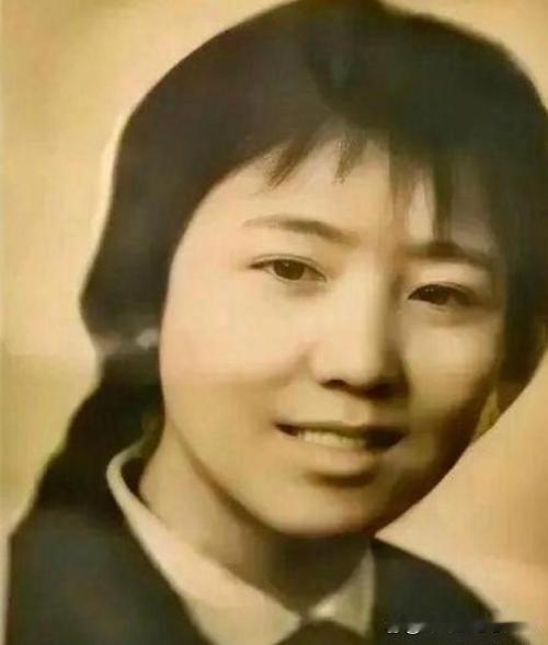1972年，泥瓦匠张复生迎娶了女知青乔献华。新婚夜，他发现妻子的腰很粗，面对他的