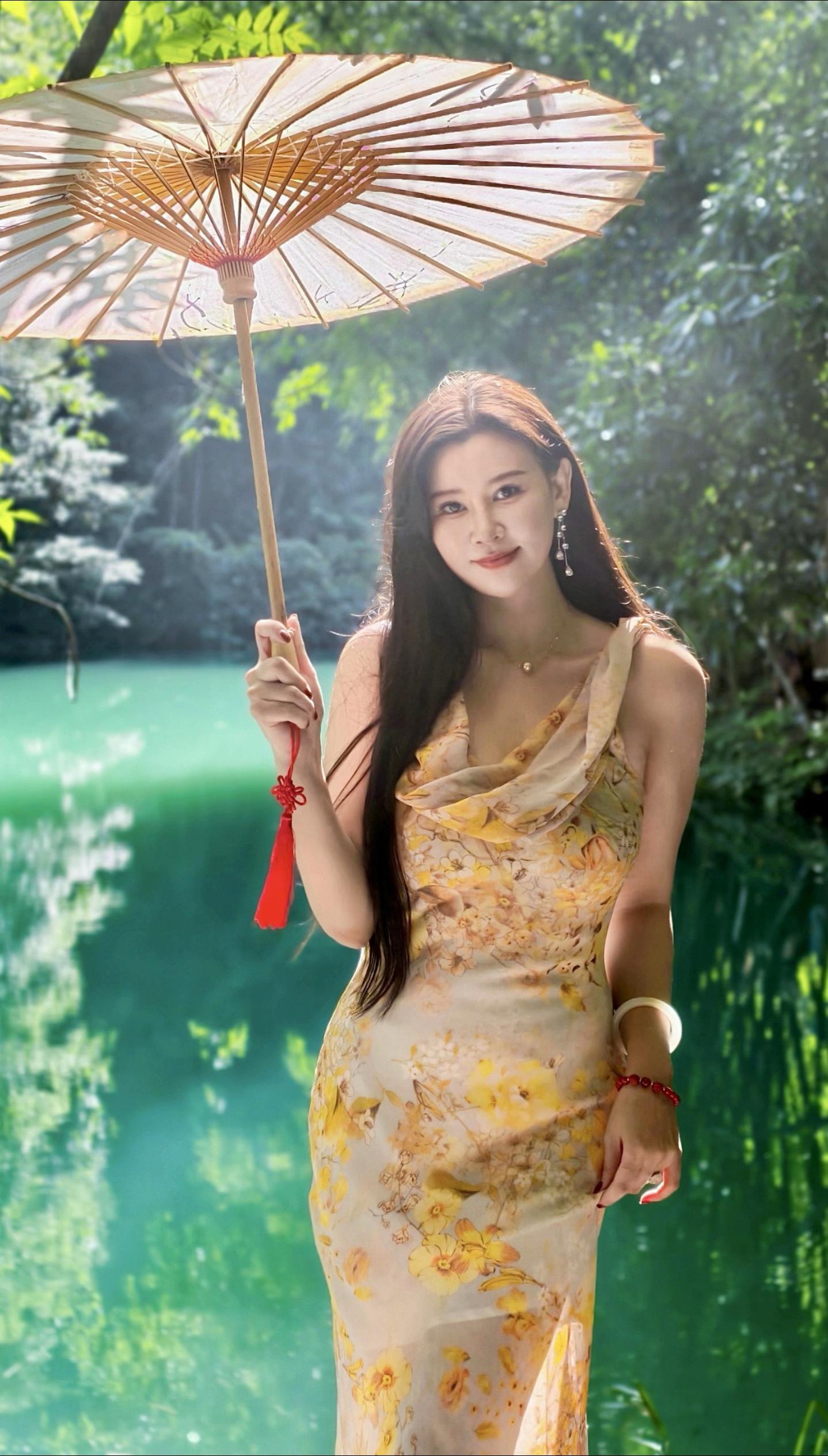“她出现 ，时间仿佛 就停在这一瞬间。”