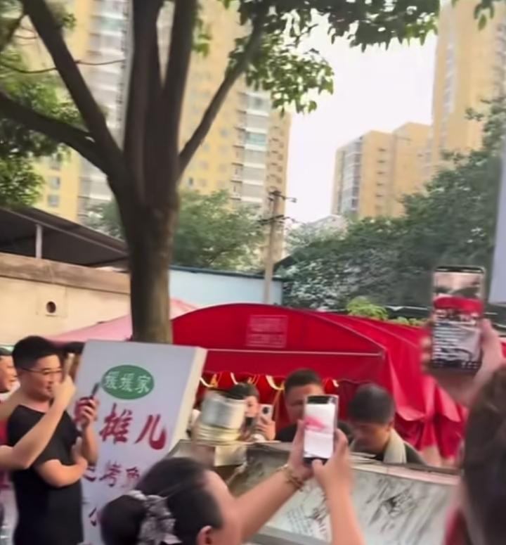 这下切底火了，摊位被围得里三层外三层，全是举着手机的人。没见过张雪峰本人的，都专