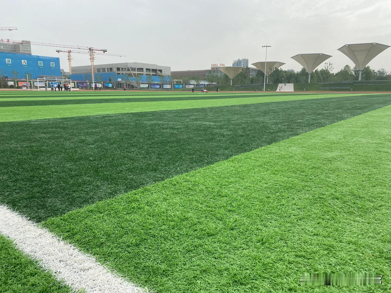 生活是属于自己的，别人的窃窃私语，无须放在心上。懂得屏蔽别人的看法，才能做好自己