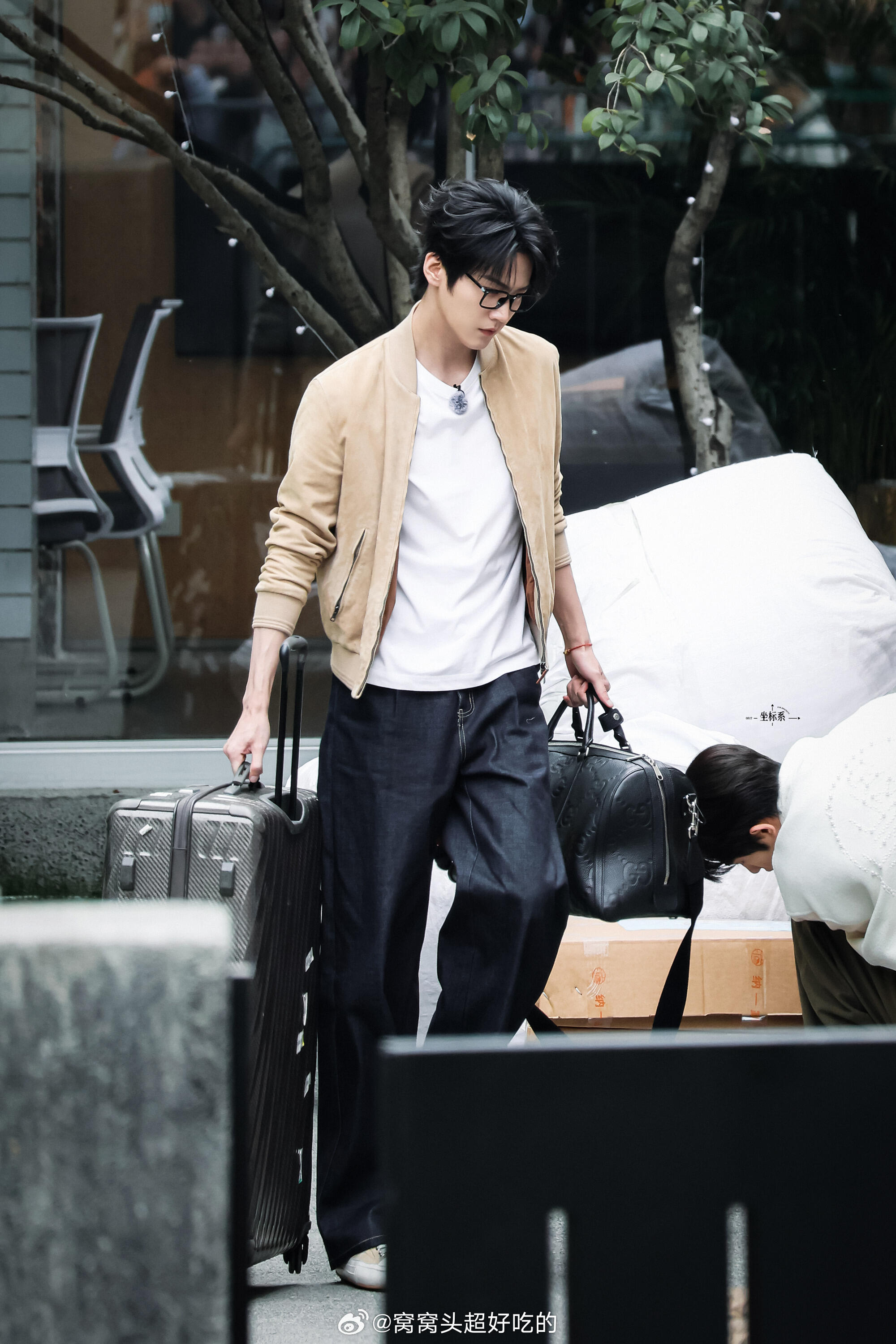 周柯宇今天录制综艺路透值得单发搬行李🧳跟走秀一样，好贵啊！怎会如此