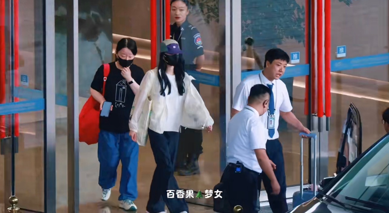 刘诗诗明天成都活动，怎么没看到雷[喵喵]是不敢出来了么[可爱] ​​​