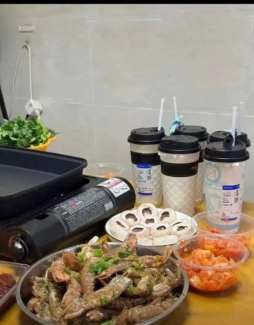 当广东省盘装漂亮饭，说不出哪里不对但哪哪都不对。 