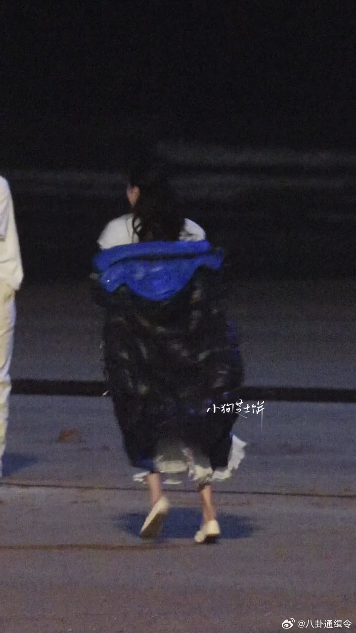关晓彤关晓彤海边穿羽绒服关晓彤海边穿羽绒服跑步取暖 关晓彤《我与爱同谋》海边路透