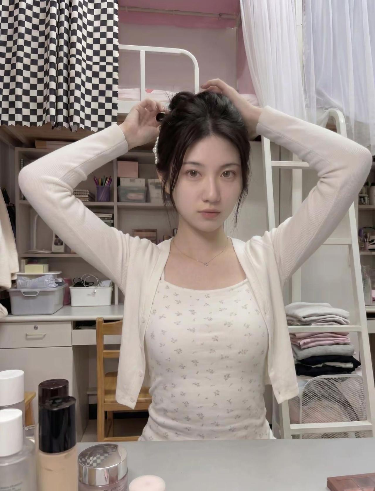 喂喂，睡觉了吗？看看我的今日发型：乖乖丸子头🍡好看不碎花吊带穿搭日常 软乎乎的