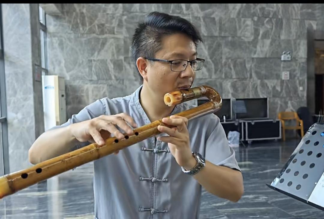 生活瞬间随手记头一次发现这样的“乐器”，好像叫“拐杖笛”，音质深沉而幽远！