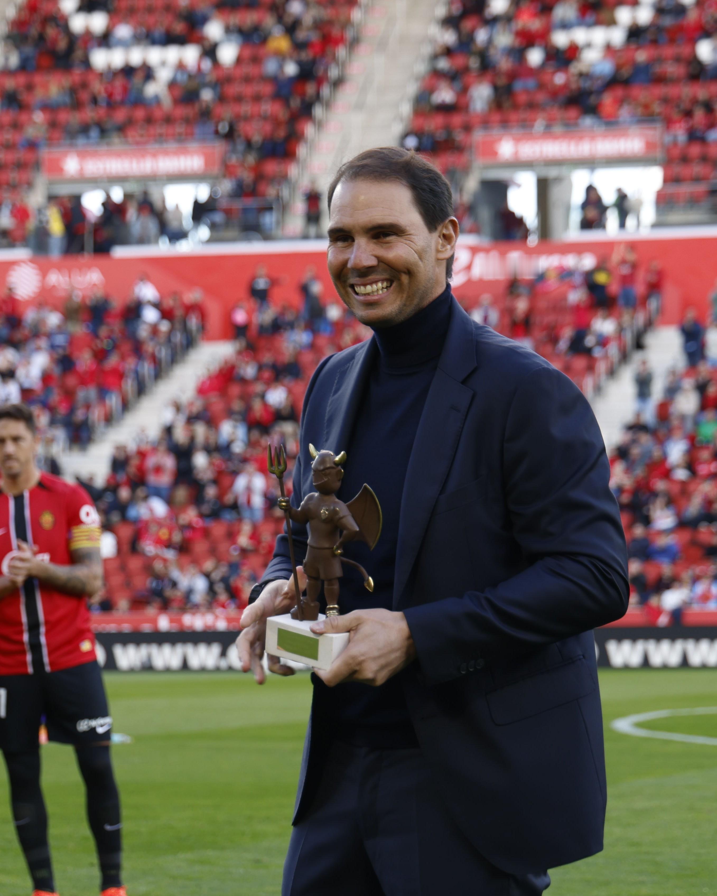 纳达尔亮相家乡足球队马洛卡队的主场，接受俱乐部向其颁发的Dimoni荣誉大奖，以