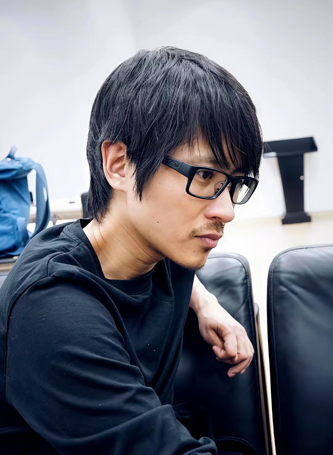 《飞驰人生》票房冲90亿那天，韩寒在新疆的戈壁滩上刚结束一场拉力赛。镜头对着他满