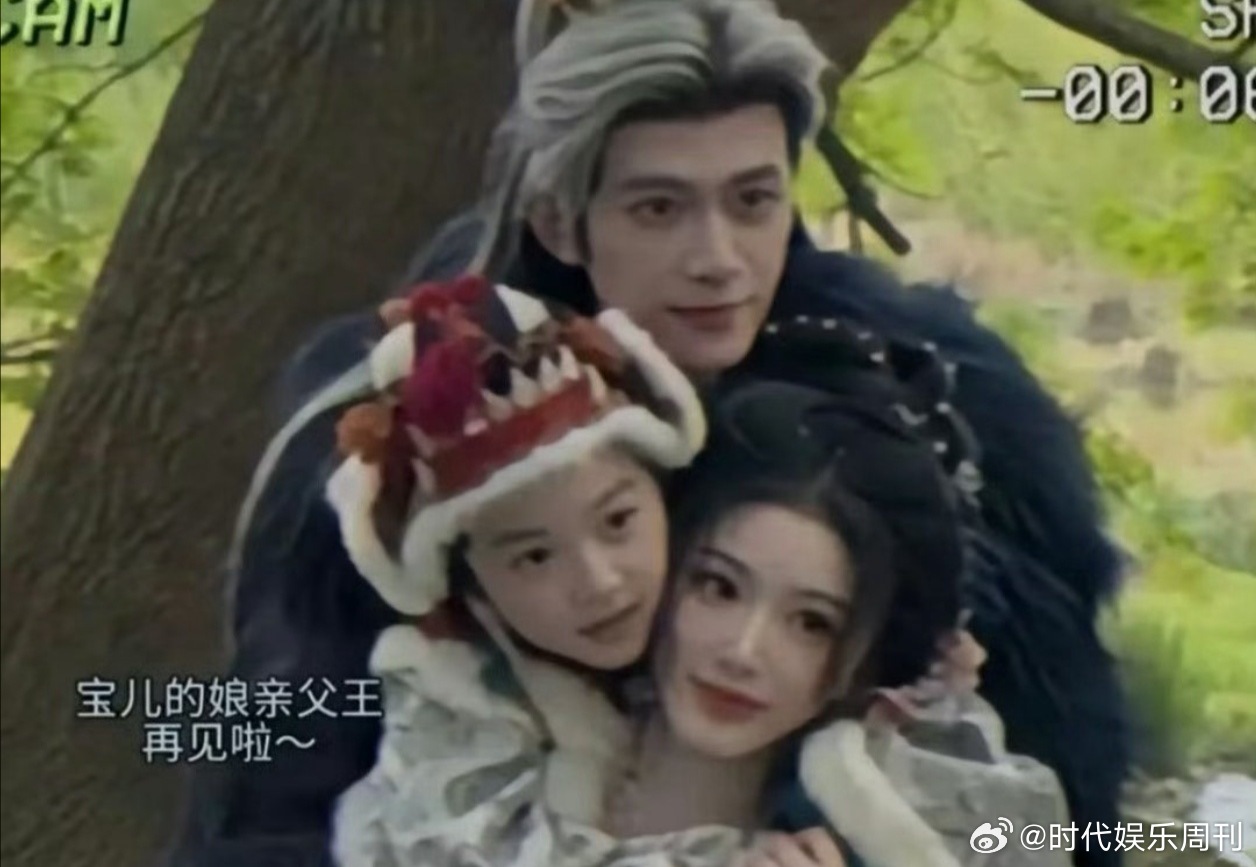 手势舞跳错就捶肩撒娇，是谁家的大狗勾急眼了？这笨拙的示好，比糖还甜！邓凯对雪儿就