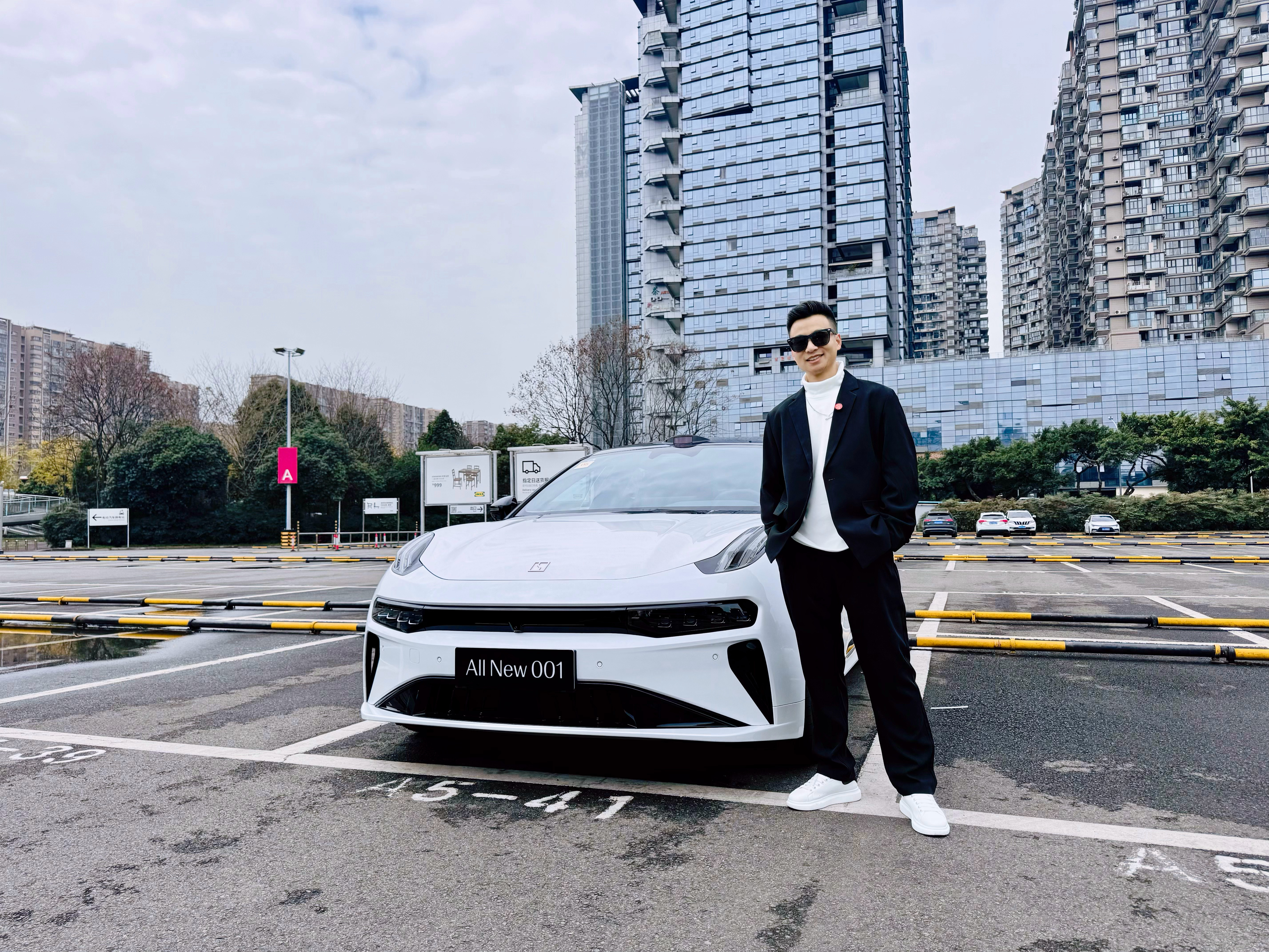 所以，浩黑森今天可以被夸个帅吗？[doge]🔥（今天的全新极氪001的配色和我