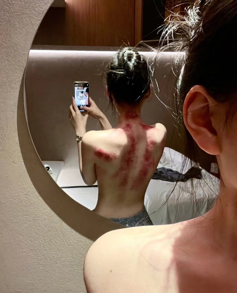 你靠近什么人 就会走什么样的路 自律的人教你如何上进 成功的人 教你如何进步 人