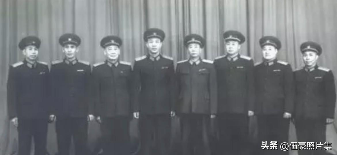 1962年，在新疆军区工作的部分将军合影，左起：朱家胜少将（政治部副主任）、熊晃