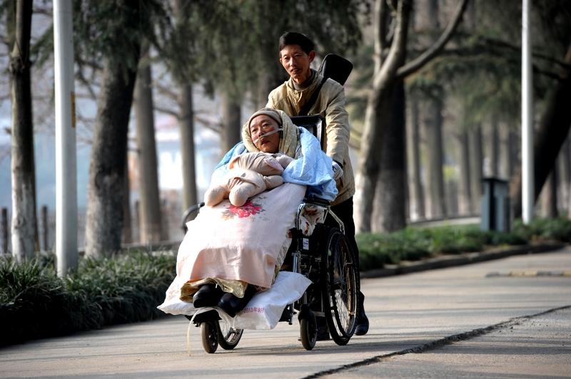 5月17日晚，山东潍坊寿光的刘明出海回家，家门反锁，妻子开门后神色慌张。他在家发