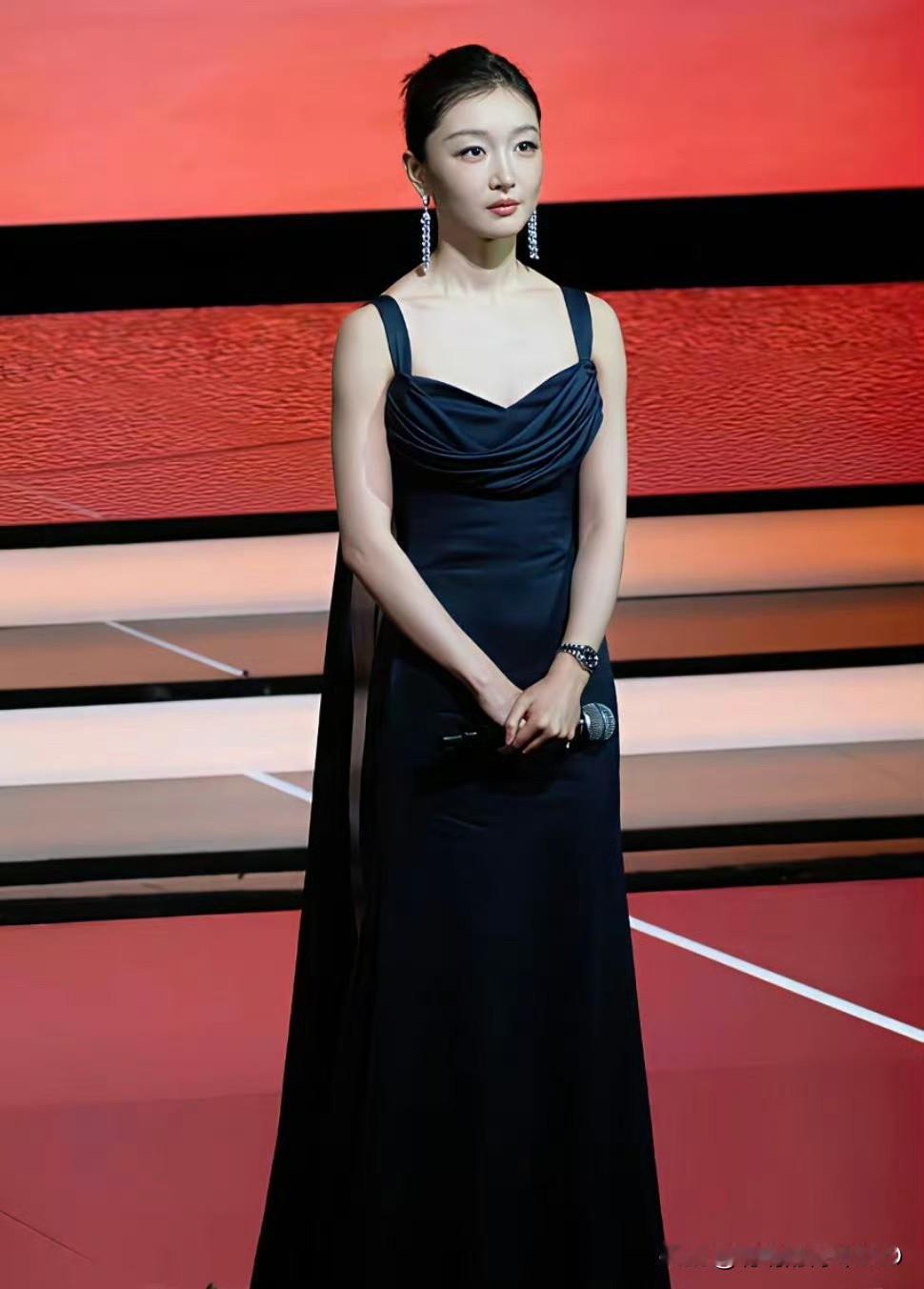 周冬雨这个舞台礼服很有气质
