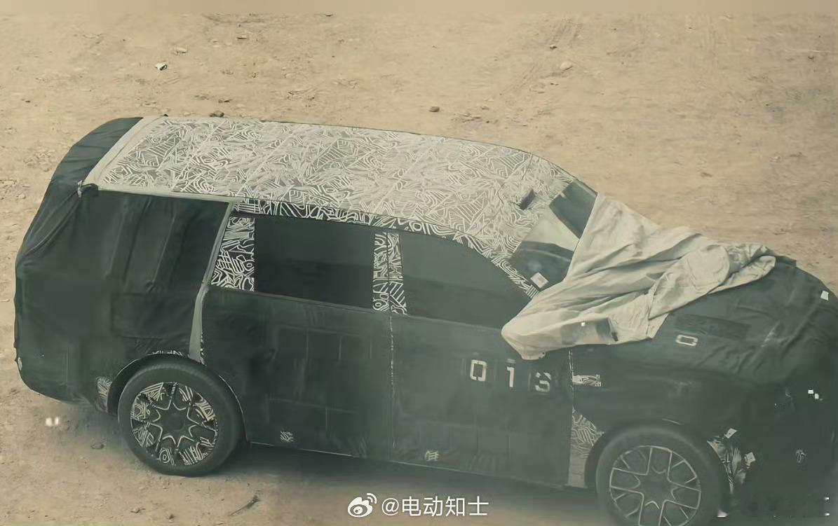 疑似小米第三款车型在新疆测试的谍照曝光，雷军及多位高管现身昆仑山脚下参与高原测试
