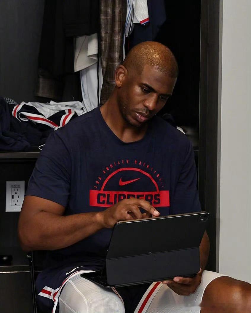 NBA多笔重磅交易克里斯·保罗去了猛龙快船节省700万美元奢侈税科比·怀特、迈克