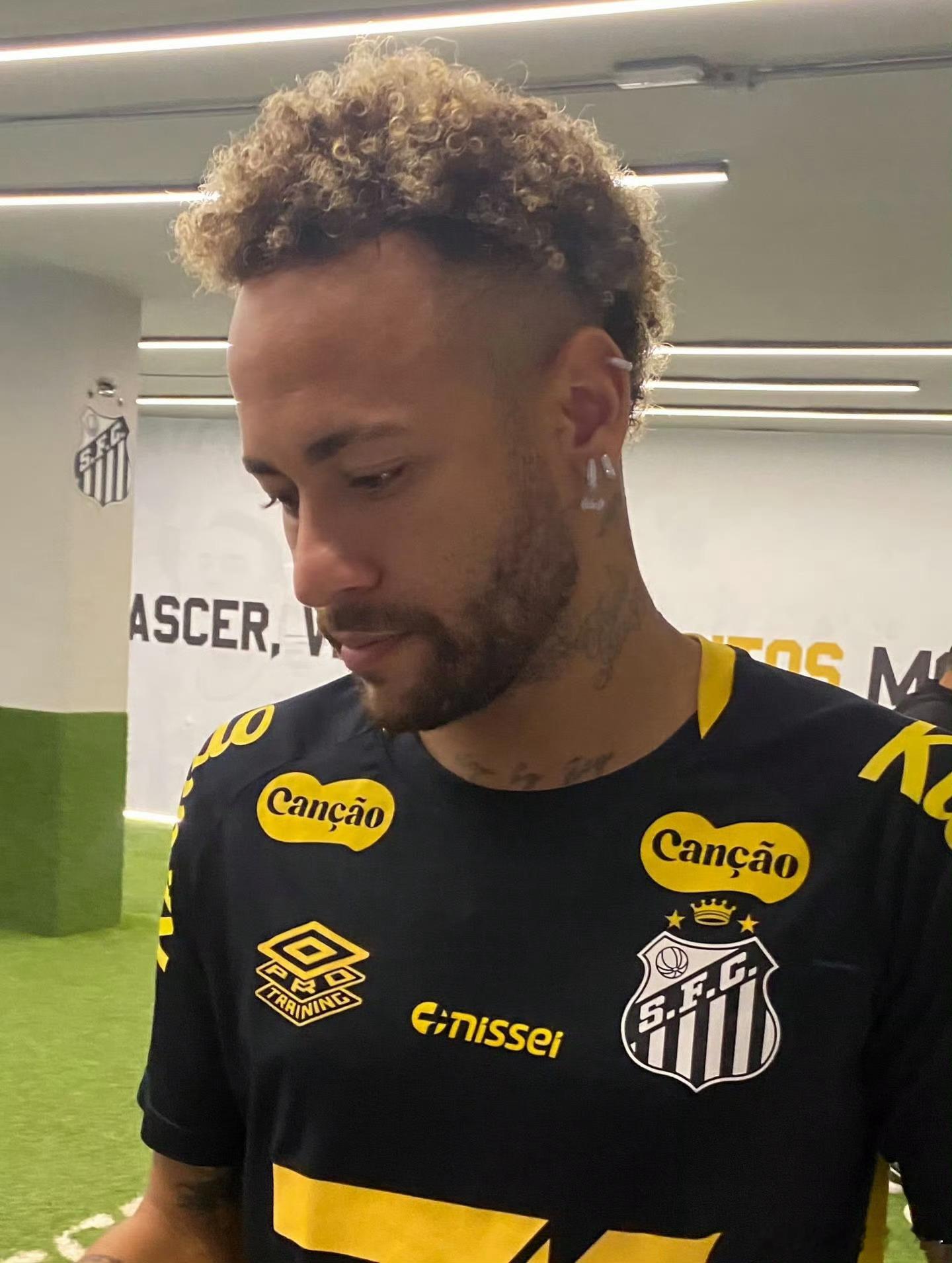 内马尔内马尔 🤨这张照片来自2025时间转了一大圈就回到原地了有木有？18？1