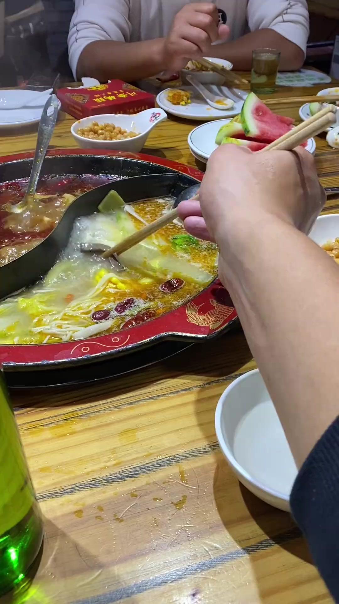 去火锅店这个菜真的要少点！🥢有些店里的猪血久煮都煮不烂，越煮口感越Q弹，用餐巾