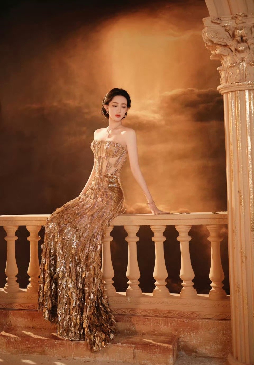孟子义鎏金裙自带高光腾讯视频星光大赏星光大赏出图 鎏金缀光，孟子义抹胸裙气质出圈