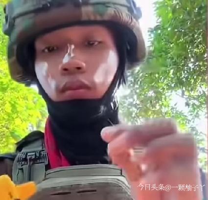 泰柬边境炮火正猛，柬军士兵却蹲战壕直播卖防晒霜，这魔幻操作的背后，全是穷到抠搜的