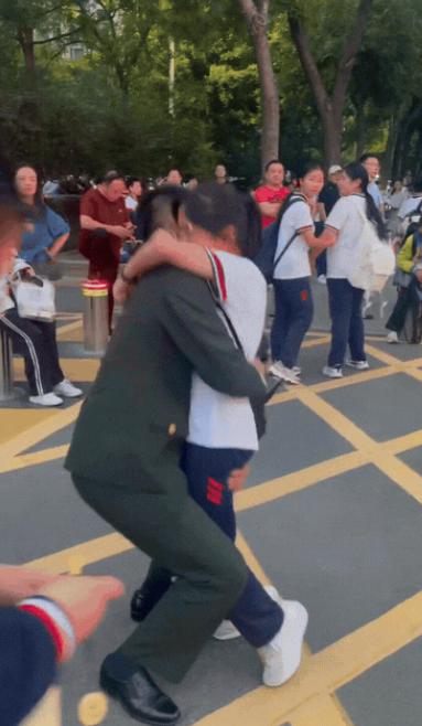 “上人民日报了！”山东一女生放学出校门，竟然当着妈妈面，扑进一个男人怀里，可妈妈