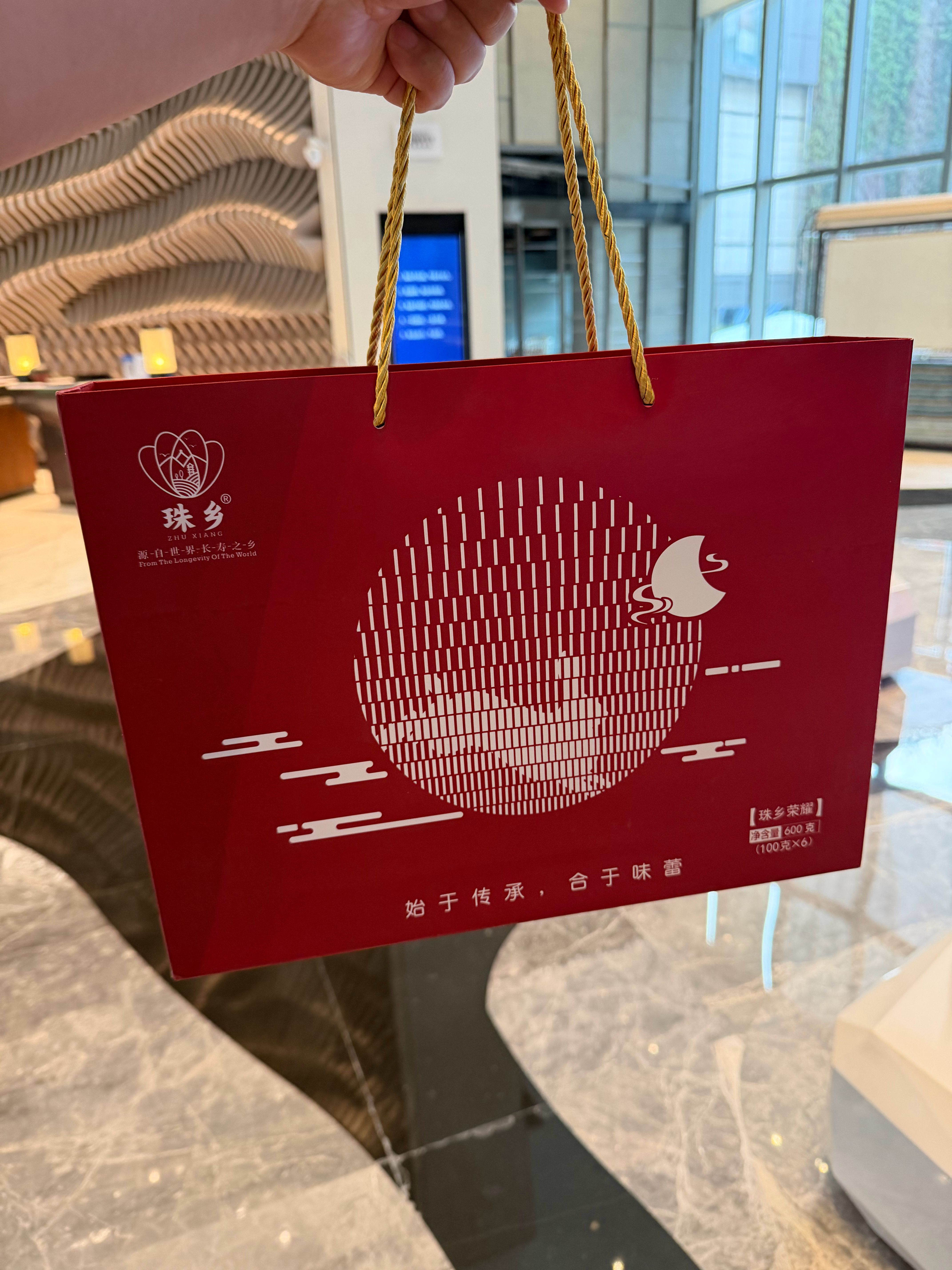 在南宁酒店楼下碰到一位关注我3400天的钻粉大哥，还送了我一盒月饼。师兄现在非常