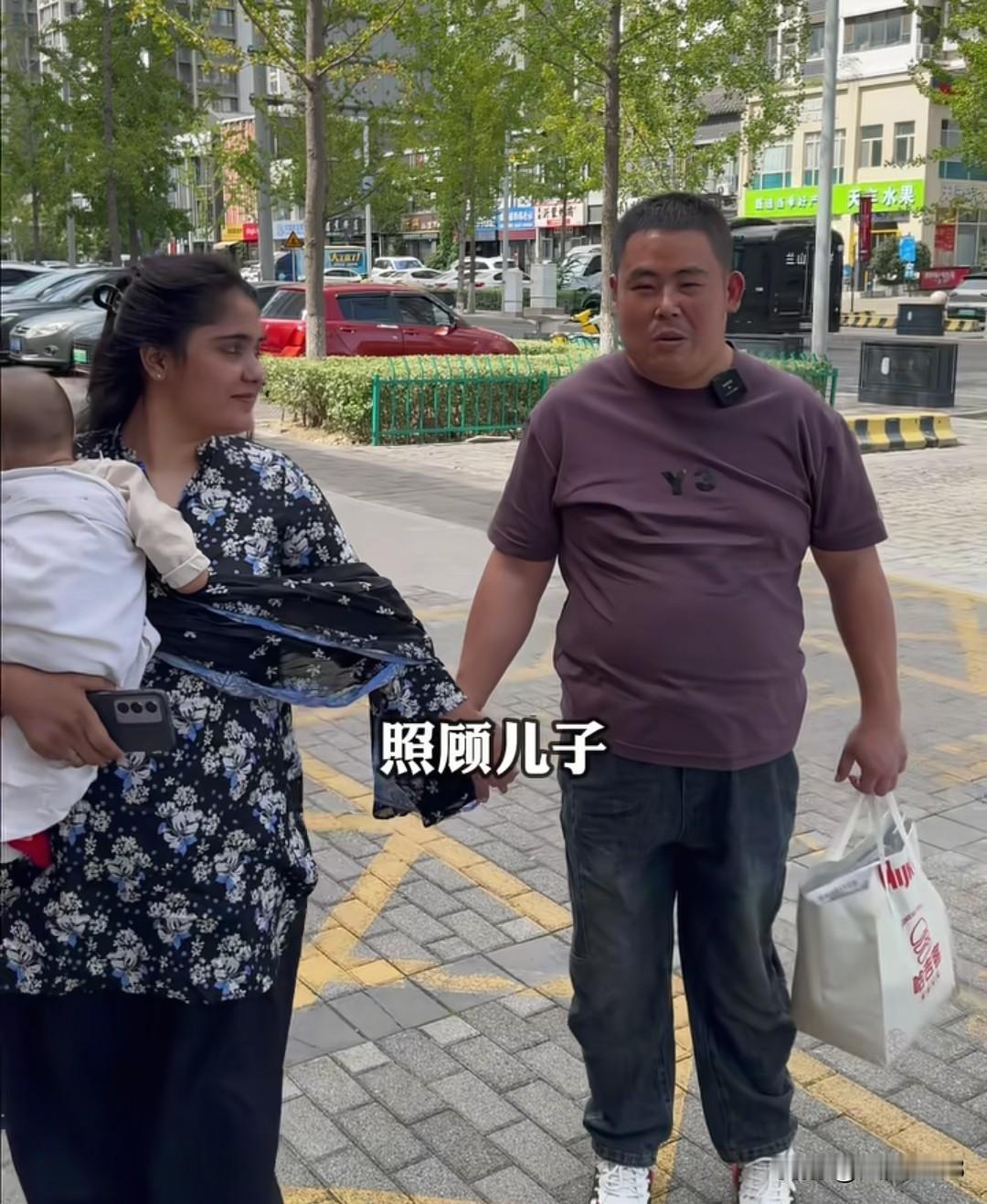 凯伦一家三口刚回来，每天都有事情发生。孩子生病了，陆游两口手足无措。半夜把老陆叫