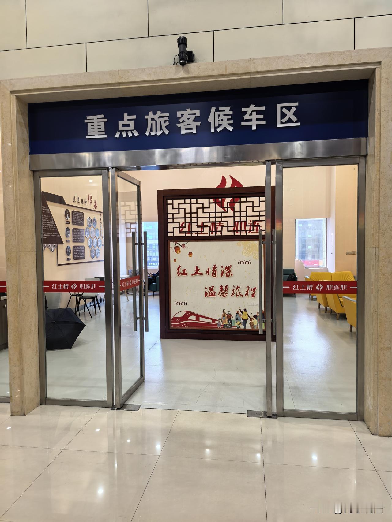 今天为期10天的团队旅游在淅淅沥沥的春雨中结束后，导游把我们送到了南昌火车站。由