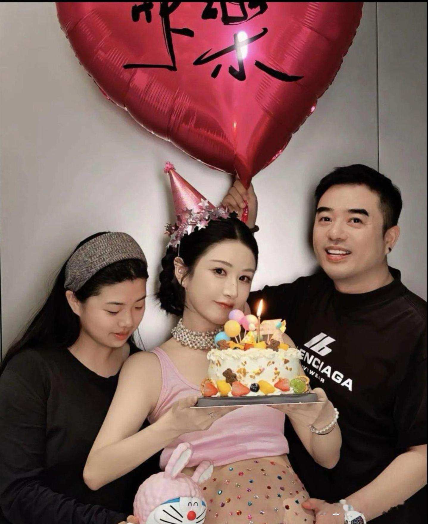 41岁薇娅和老公女儿一起庆祝生日，她挺着二胎孕肚，状态看起来非常好，皮肤很白，完
