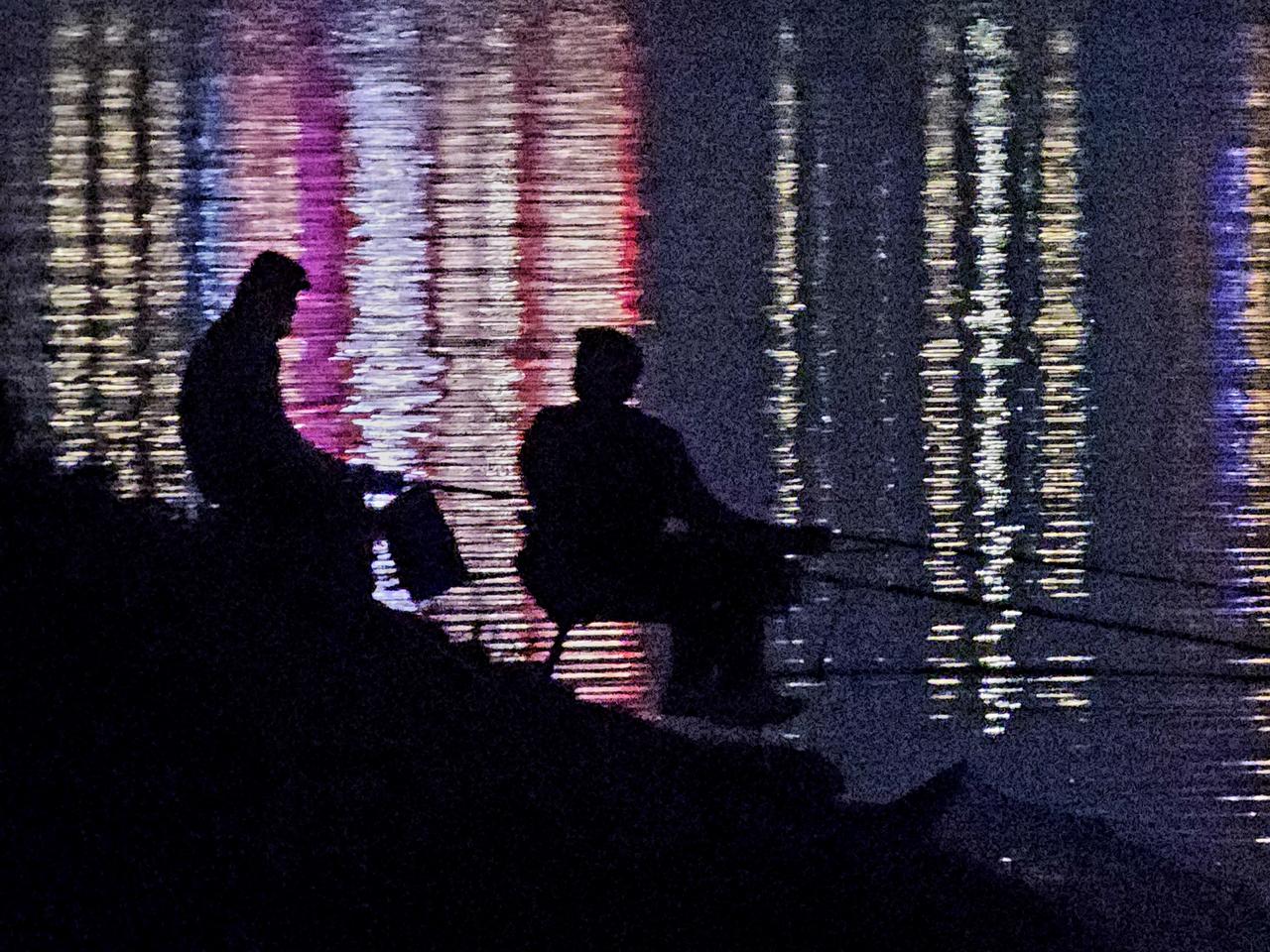 沂河夜钓！后方是城市霓虹喧嚣，身前是河水静水无声，两位钓友结伴夜钓，把白日的忙碌