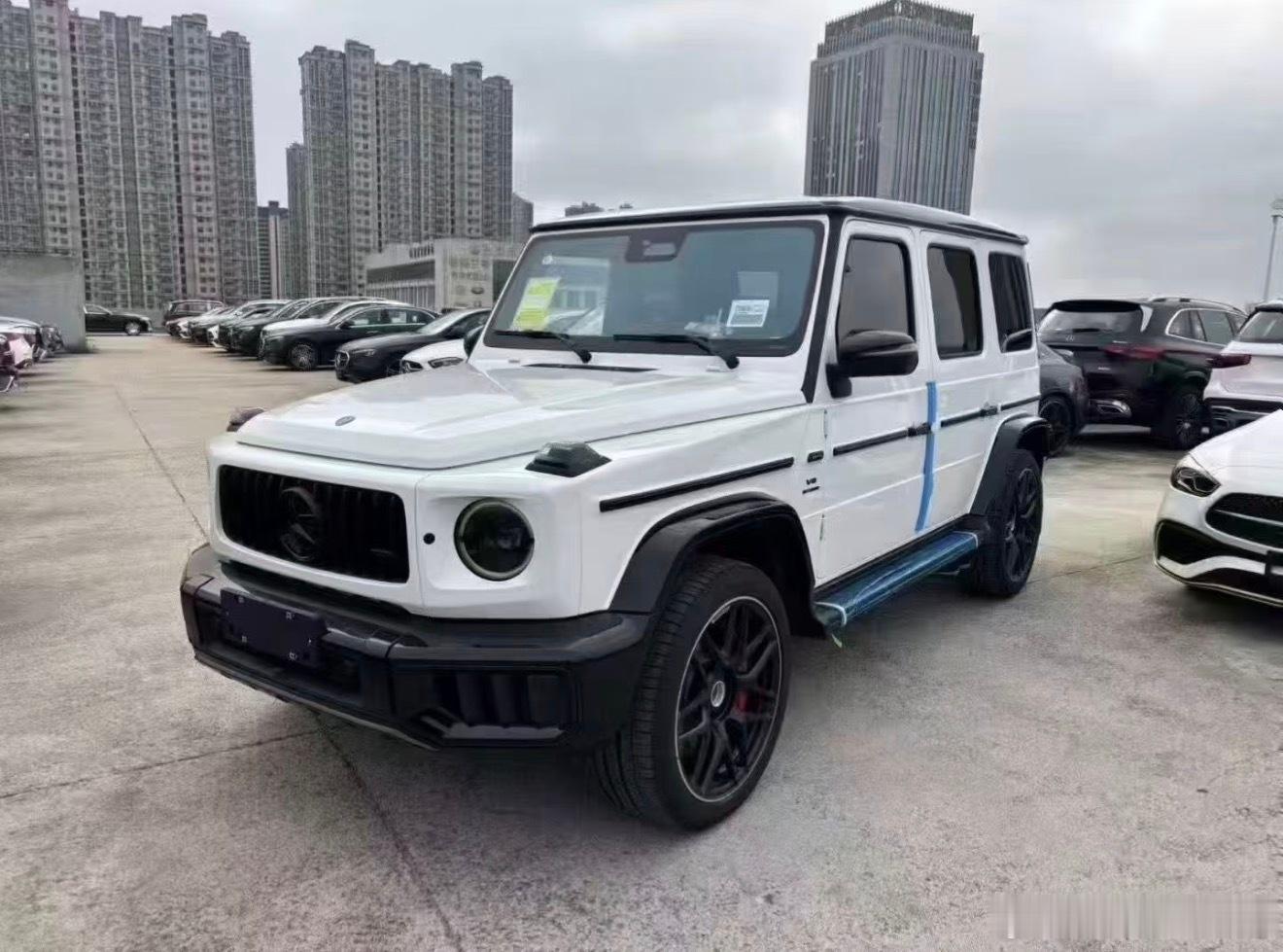 奔驰G63 白红957 +A22行驶控制57000 +夜色组件67200 +舒适