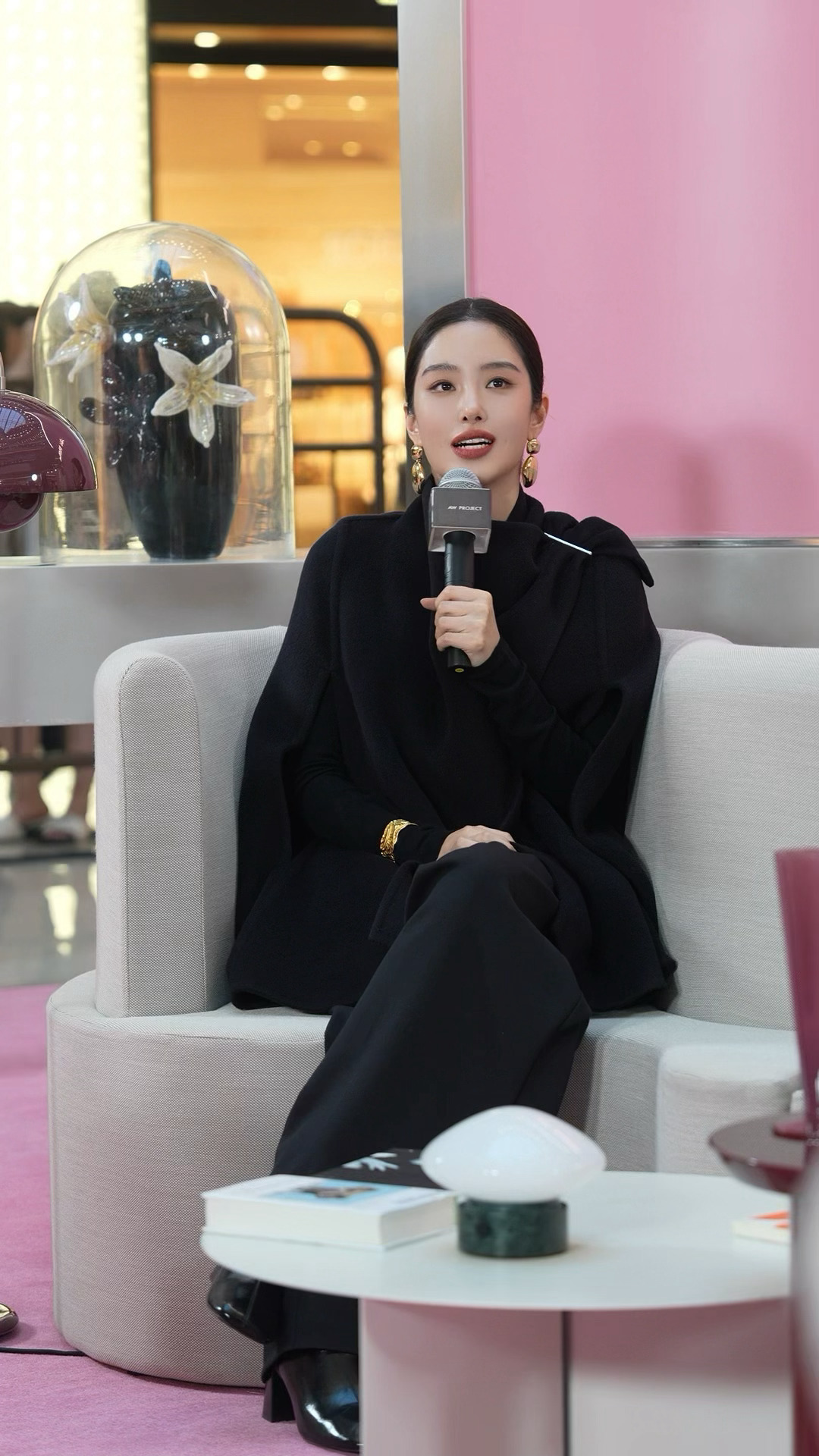 杨采钰好小的一颗头 原来真的有人可以做到头小到像开了比例滤镜，杨采钰盘发露出完整