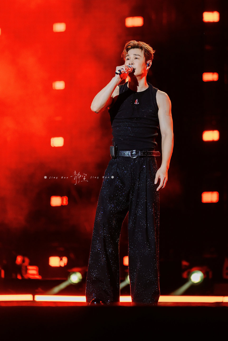 小沈阳演唱会前为环卫工送早餐致谢大同演唱会前夕，小沈阳携团队为环卫工送上暖心早餐