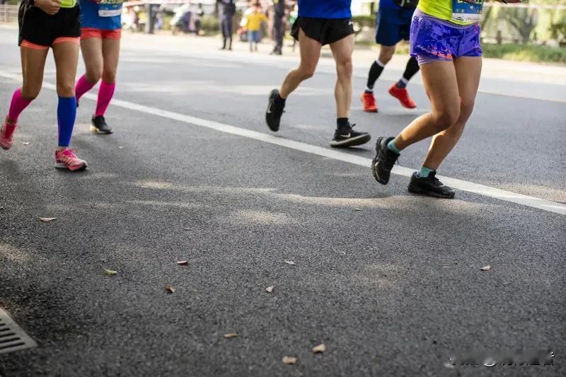 白衣天使变身马拉松女神？11月1日，“最快女护士”以虚假事由申请调休，实则奔赴湖