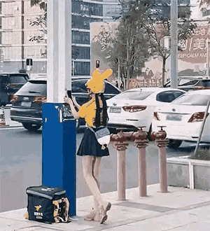外卖小姐姐舞跳得真好看，看来外卖不好送啊，还是得多干几个副业才行。
