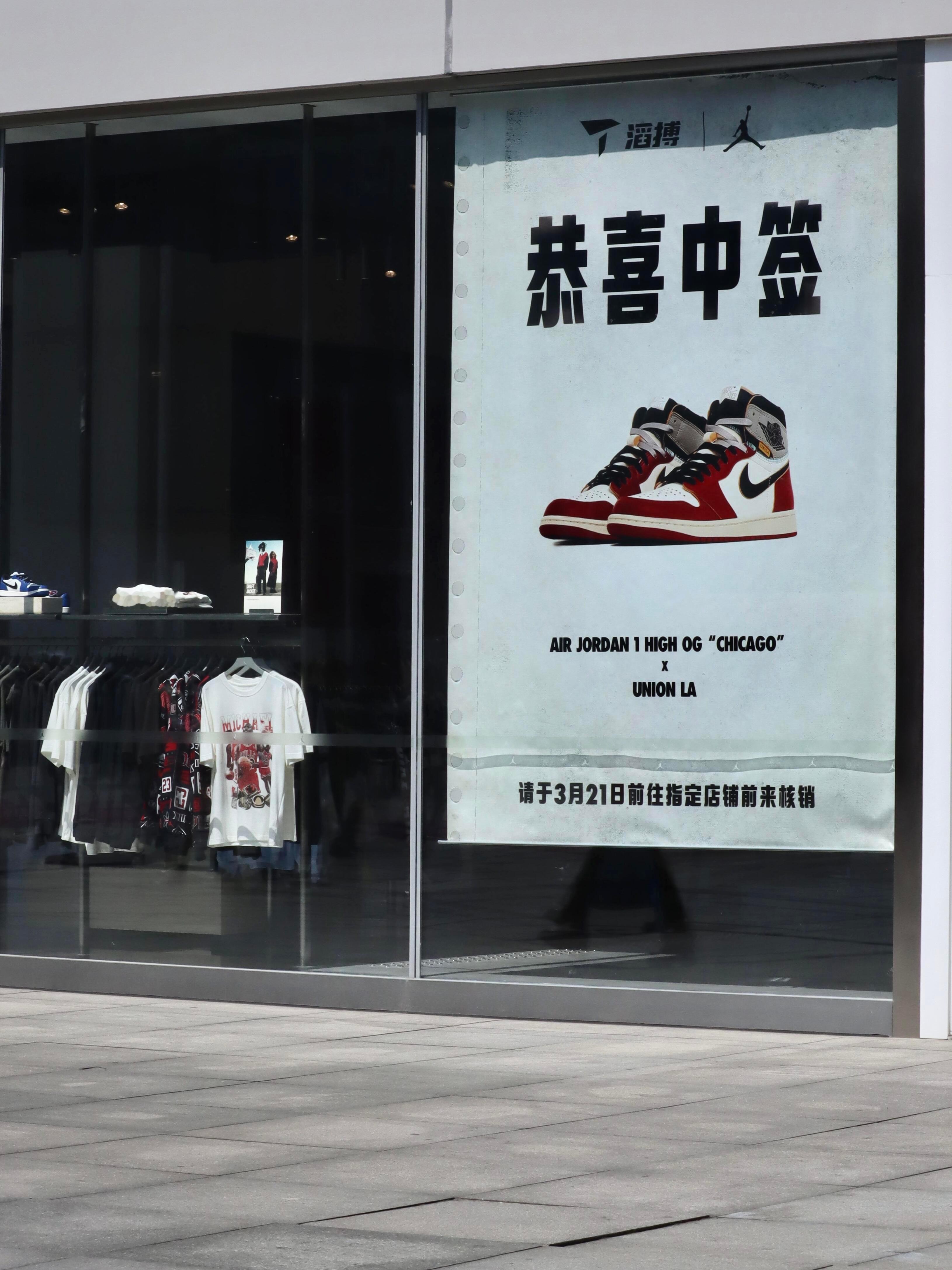 湖滨地表温度27℃， 不如潮人取鞋热情烫。凌晨4点的折叠床、5点的冰镇西瓜、6点