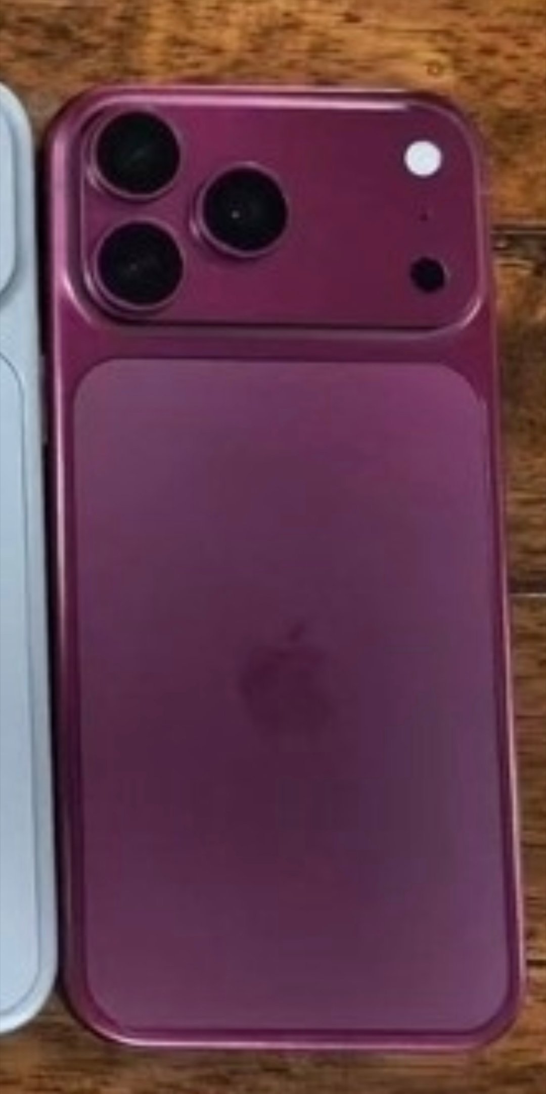 iPhone18ProMax配色根据爆料的消息，新增的浅蓝、深樱桃红配色。我还是