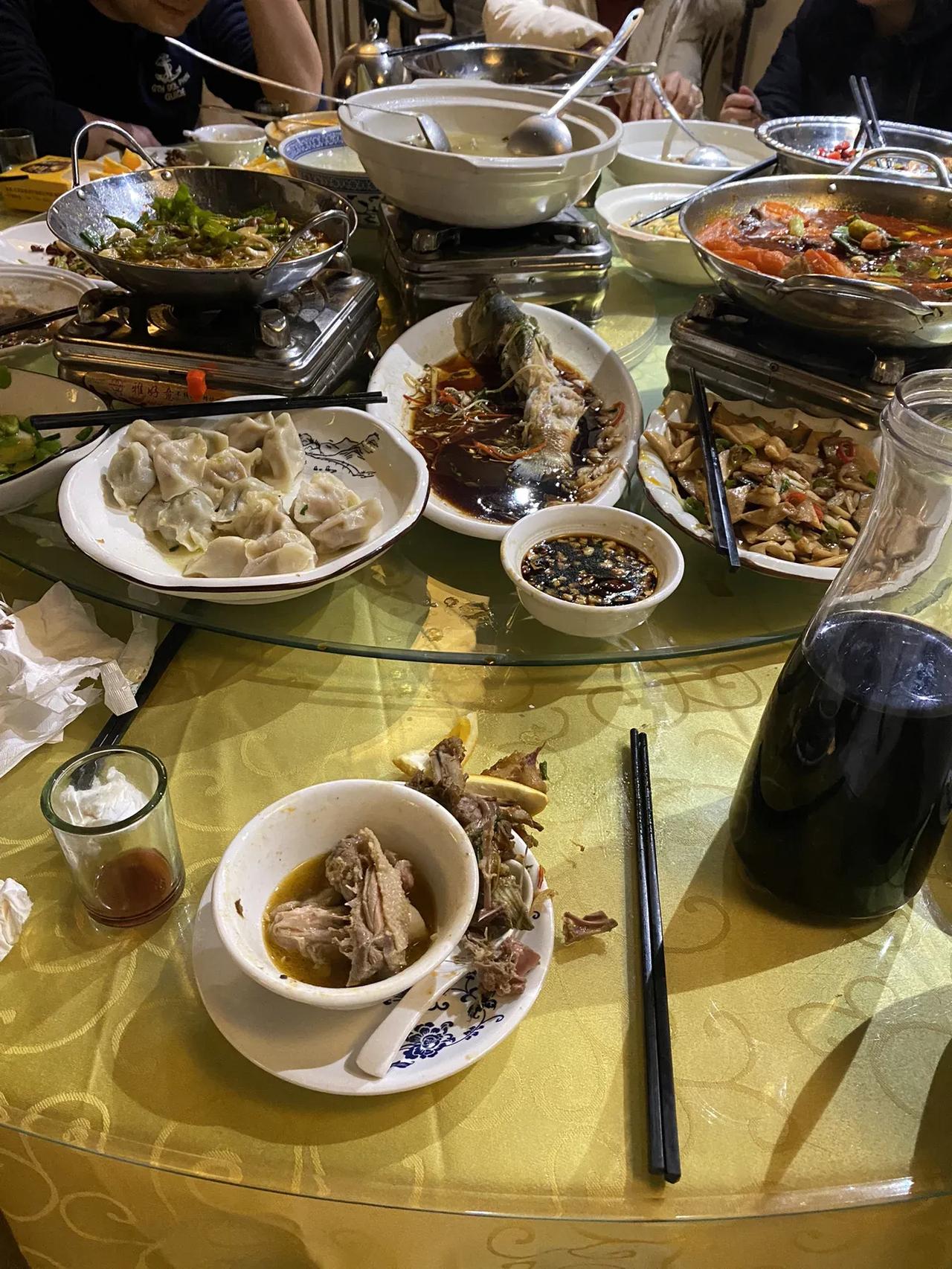 我还是比较喜欢AA
以前，我曾经喜欢和同事们一起出去吃饭时抢着买单，虽然这让我有
