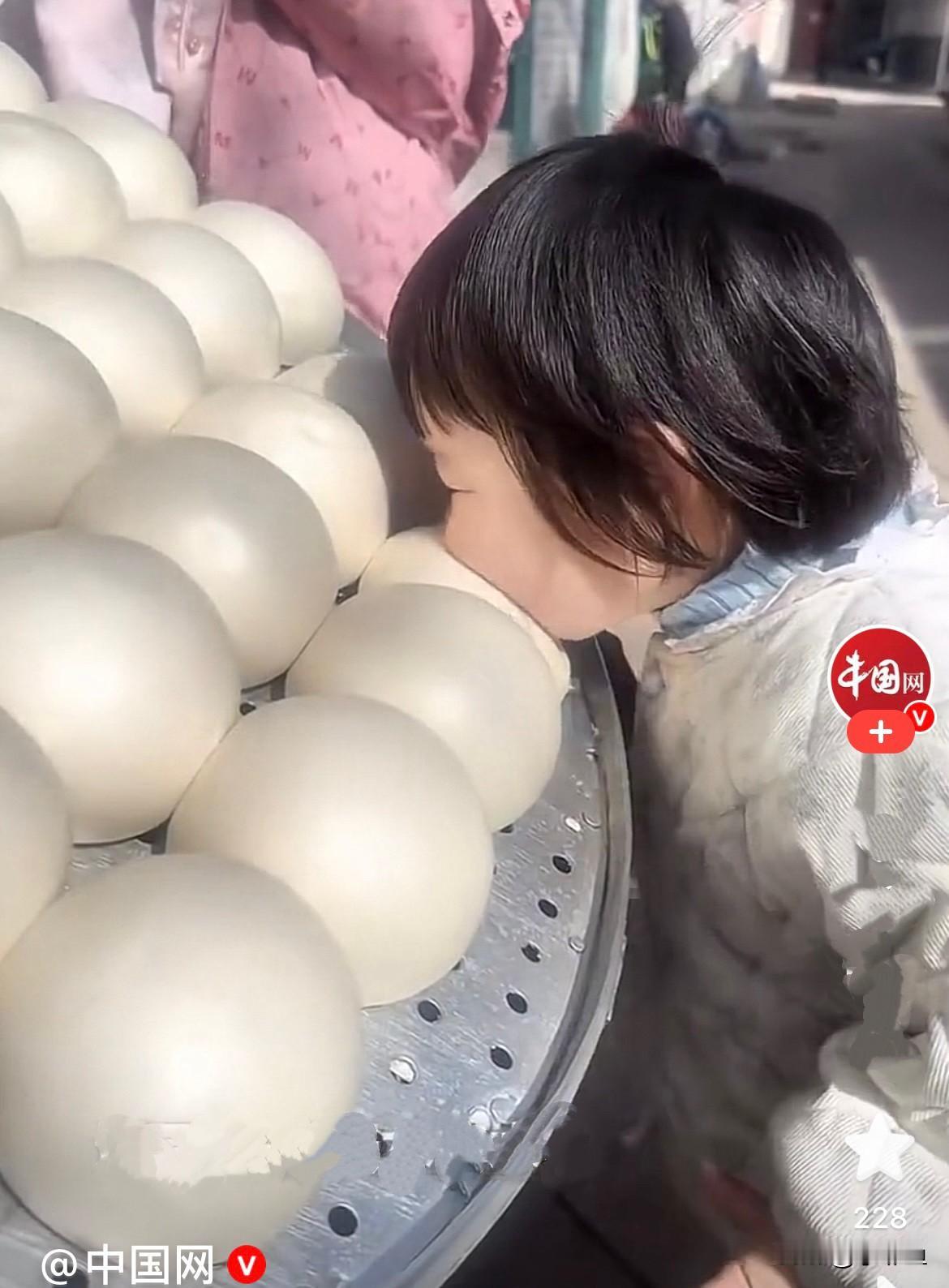 近日 甘肃天水清水县，一宝妈带着一岁半的宝宝回乡过年，外婆蒸了一大锅又大又白又暄