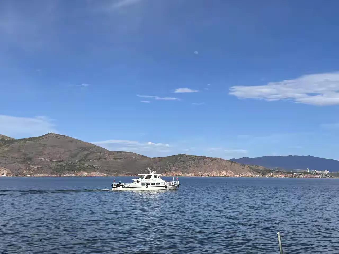大理洱海的廊道，才村这一段怎么回事啊？一看不是临时的，有工人钢丝网用电焊焊劳了。