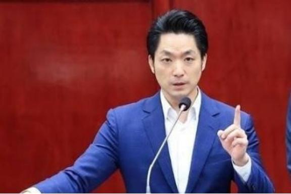 台湾地区政坛的天，恐怕要变了！一个近乎铁板钉钉的预言曾经正在岛内流传：只要蒋万安