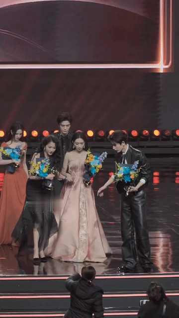 孟子义如此忽视张凌赫，感觉是为好友白鹿出气吧？哪怕不需要张凌赫扶她下楼梯，张凌赫