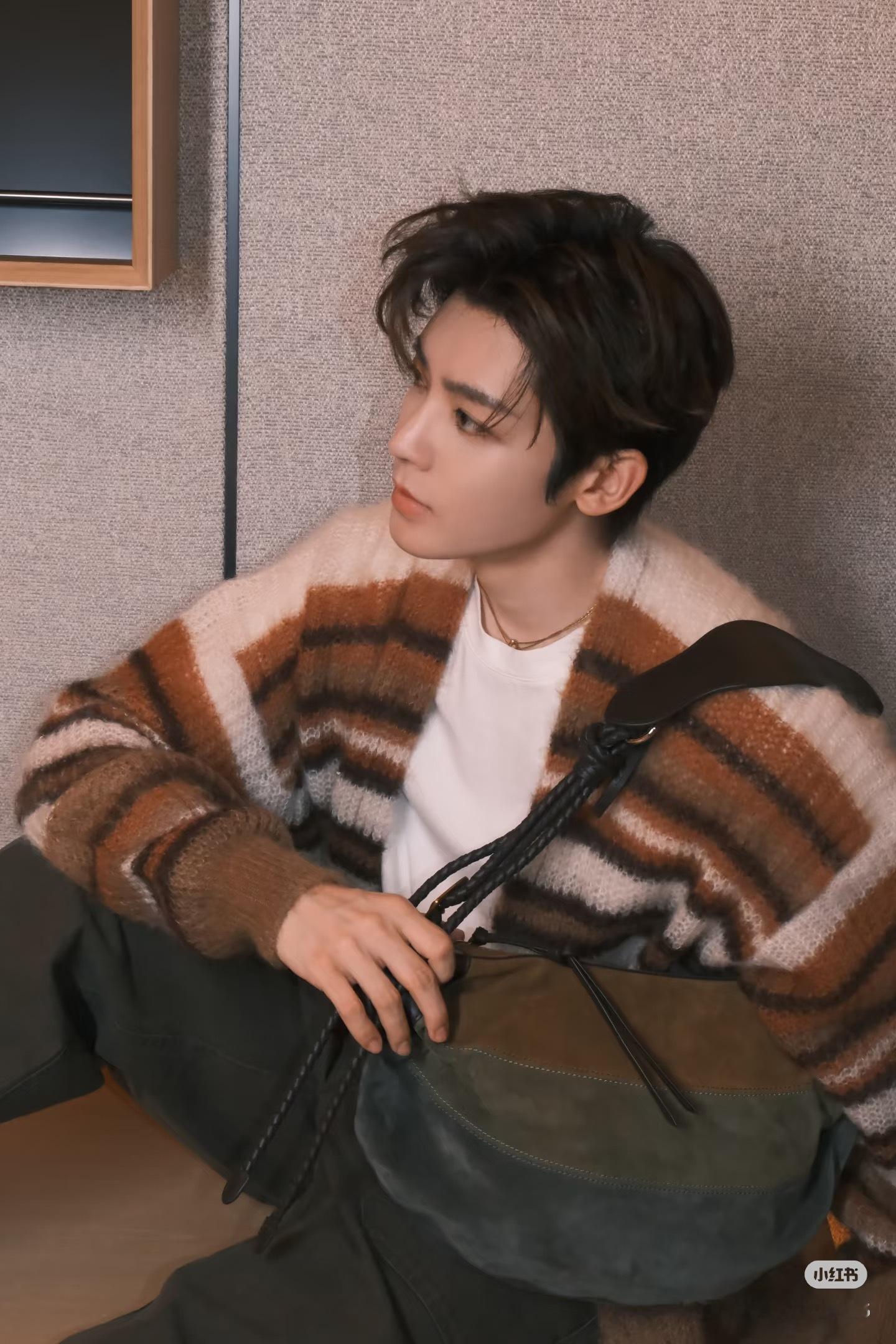 侯明昊南京站演唱会秒罄侯明昊演唱会门票直接秒空啊，太厉害了，人气真的可以 