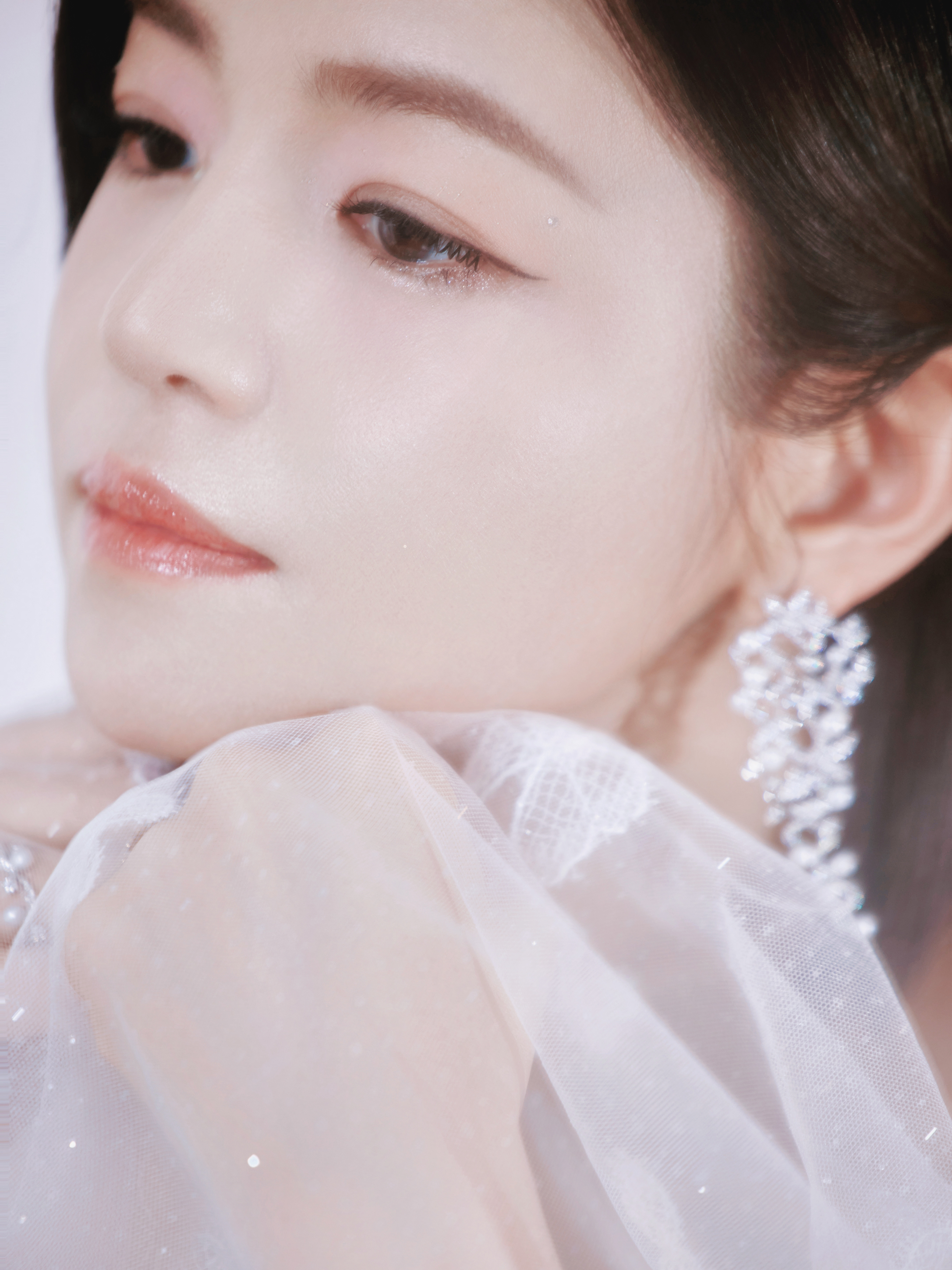 陈妍希  粉蝶起舞翩翩，漫步花香林间。#陈妍希新综艺或将近期播出# ​​​