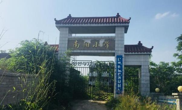 针对边远乡村中小学生源持续萎缩、办学难以为继的现实困境，现就相关问题积极建言献策