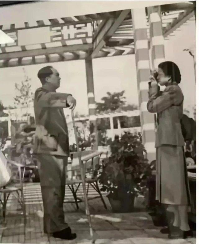 为主席拍照的这位女同志，你知道她是谁吗？ 她的摄影技术很高超，家里有许多高档的摄