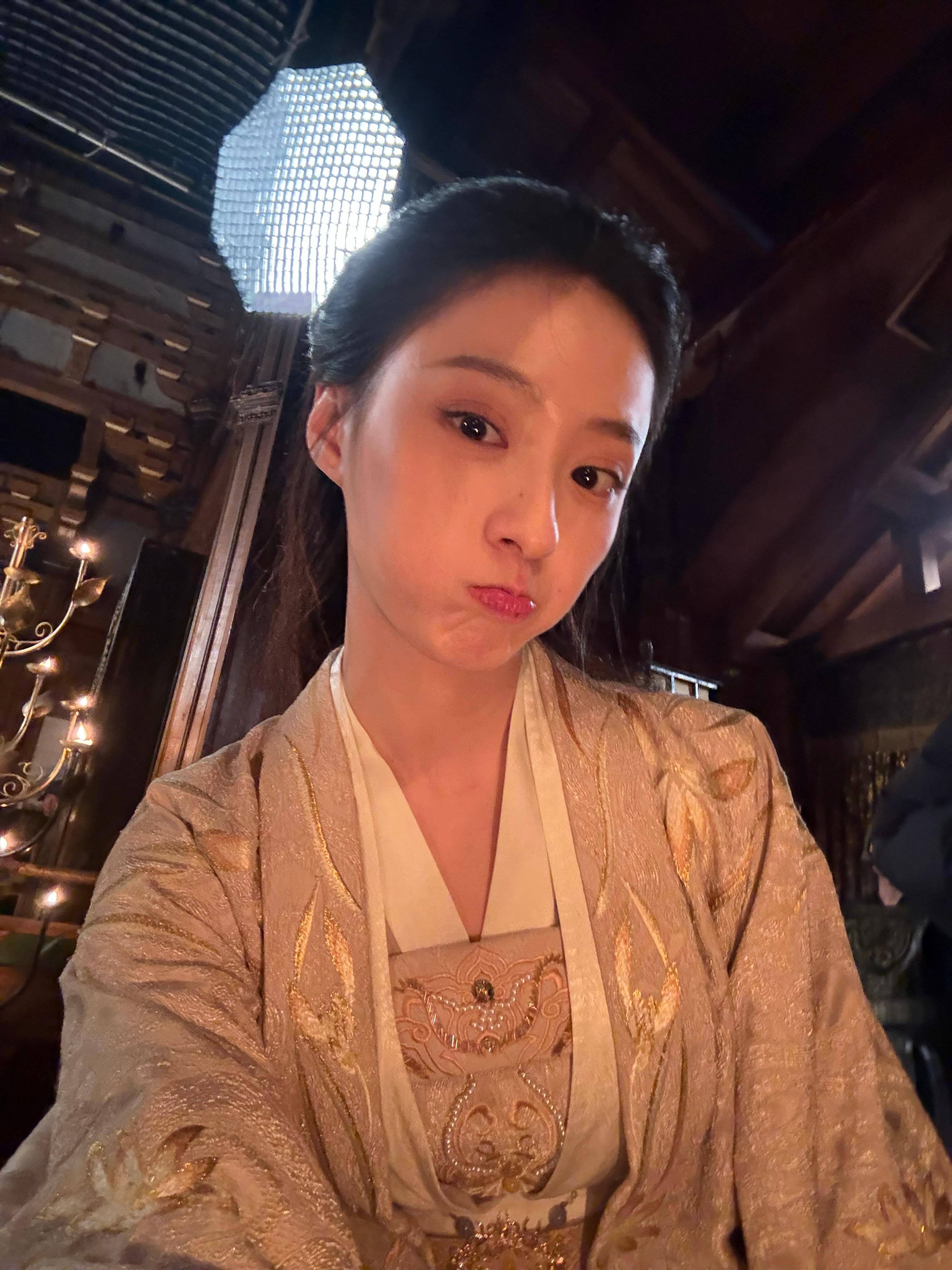 胡连馨   胡连馨+许晚信+林书意在复制粘贴的时代，你是手写的诗